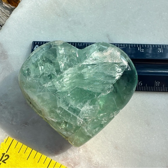 Genuine 574.00 Cts Green Fluorite Heart - Picture 5 of 16